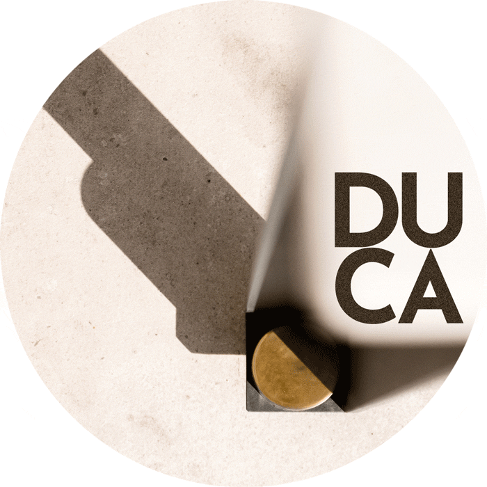 DUCA è un tavolo composto da tre elementi: un piano di marmo, una linea ininterrotta di metallo, e una serie coordinata di dettagli a impreziosirlo. Un piccolo capolavoro disponibile su misura e in diverse varianti, coordinate, per interni e esterni | anteprima | Bottega di Architettura | (c) Carlo Deregibus